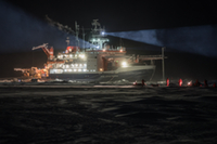 das-deutsche-polarforschungsschiff-polarstern-waehrend-der-mosaic-expedition-im-arktischen-ozean-bei-85-nord-wissenschaftler-kehren-zurueck-zum-schiff.jpg das-deutsche-polarforschungsschiff-polarstern-waehrend-der-mosaic-expedition-im-arktischen-ozean-bei-85-nord-wissenschaftler-kehren-zurueck-zum-schiff.jpg