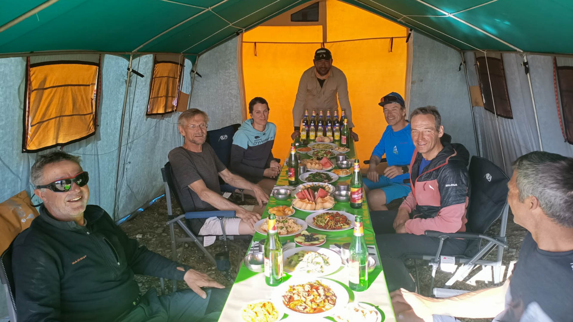 Festmahl nach dem Gipfelerfolg