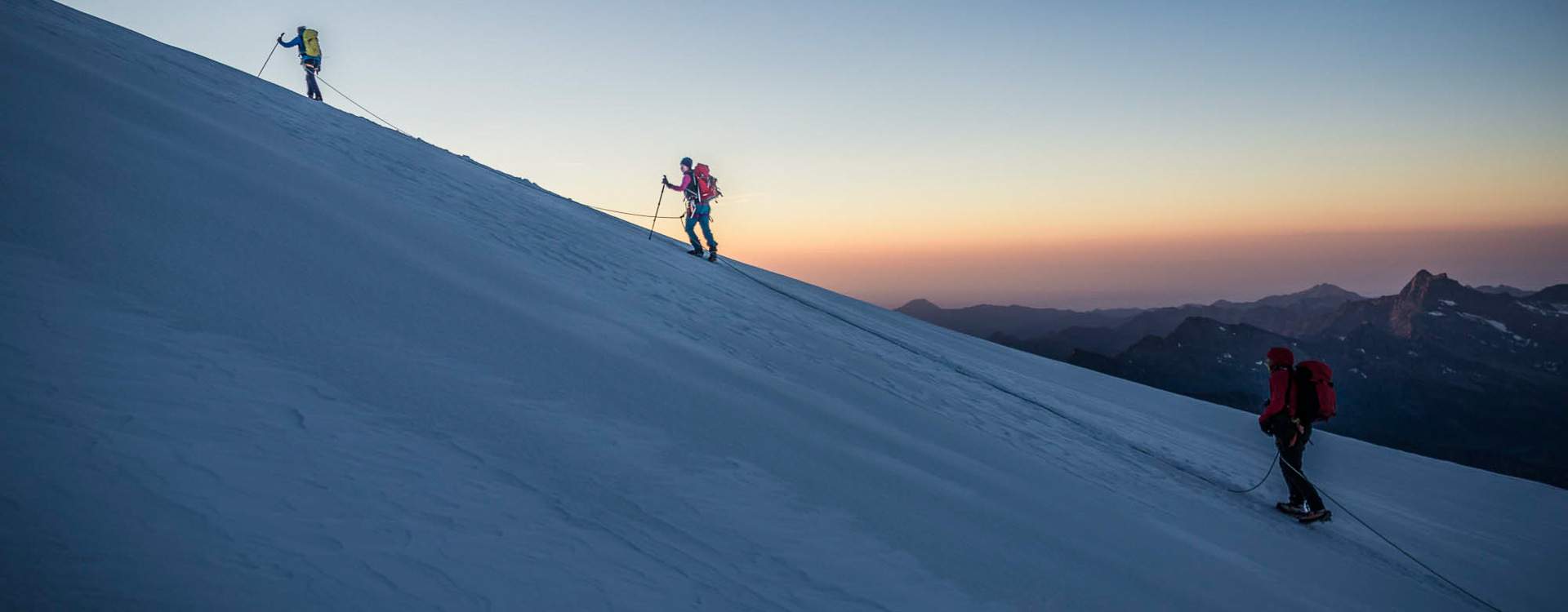 Frueher Aufbruch auf der Spaghettirunde Hochtour im Monterosa Massiv Frueher Aufbruch auf der Spaghettirunde Hochtour im Monterosa Massiv