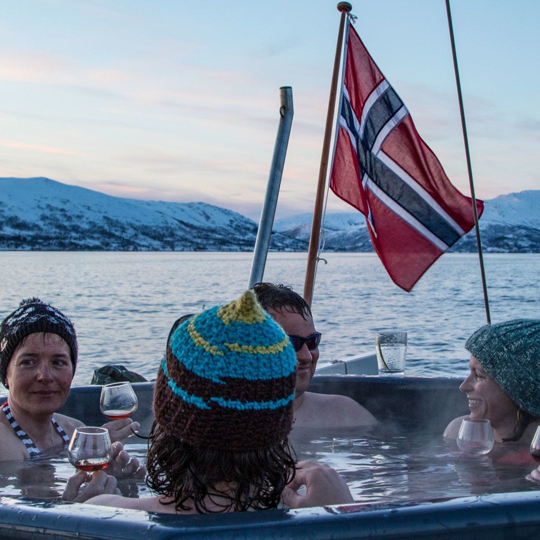 geniessen-im-hot-tub-bei-den-gefuehrten-skitouren-mit-schiff-in-norwegen.jpg geniessen-im-hot-tub-bei-den-gefuehrten-skitouren-mit-schiff-in-norwegen.jpg