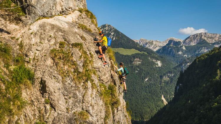 Mit Bergfuehrer Am Klettersteig In Berchtesgaden