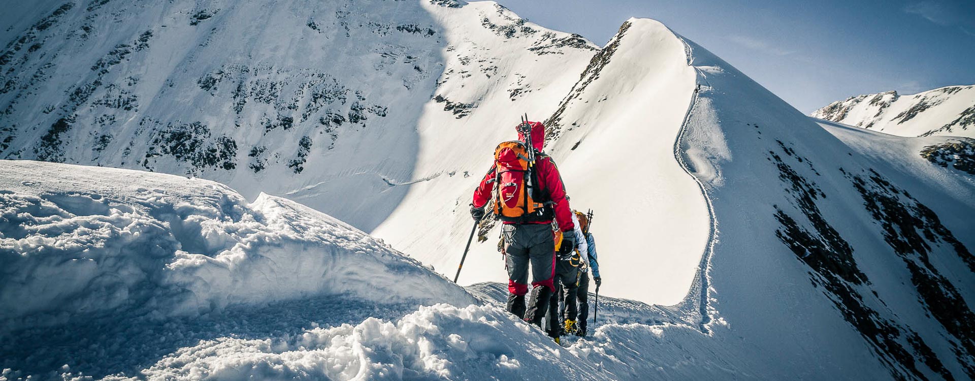Mitten am Grat bei der Hochtour mit Bergfuehrer in Zermatt Mitten am Grat bei der Hochtour mit Bergfuehrer in Zermatt