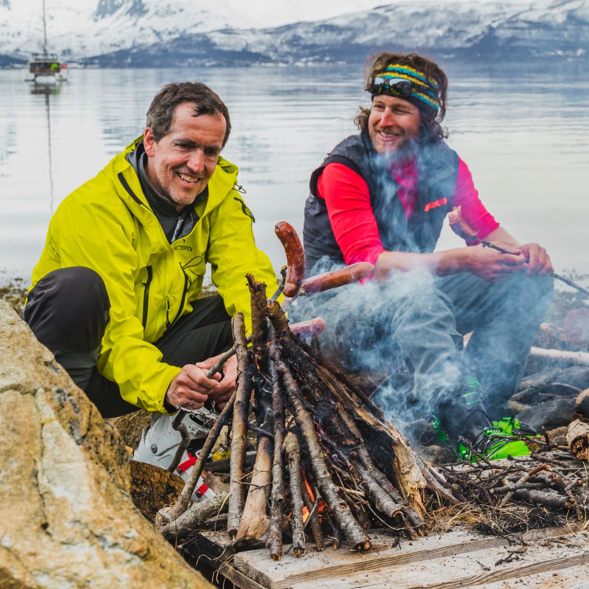 nationalfeiertag-norwegen-grillen-am-strand-nach-einer-gefuehrten-skitour-vom-schiff.jpg nationalfeiertag-norwegen-grillen-am-strand-nach-einer-gefuehrten-skitour-vom-schiff.jpg