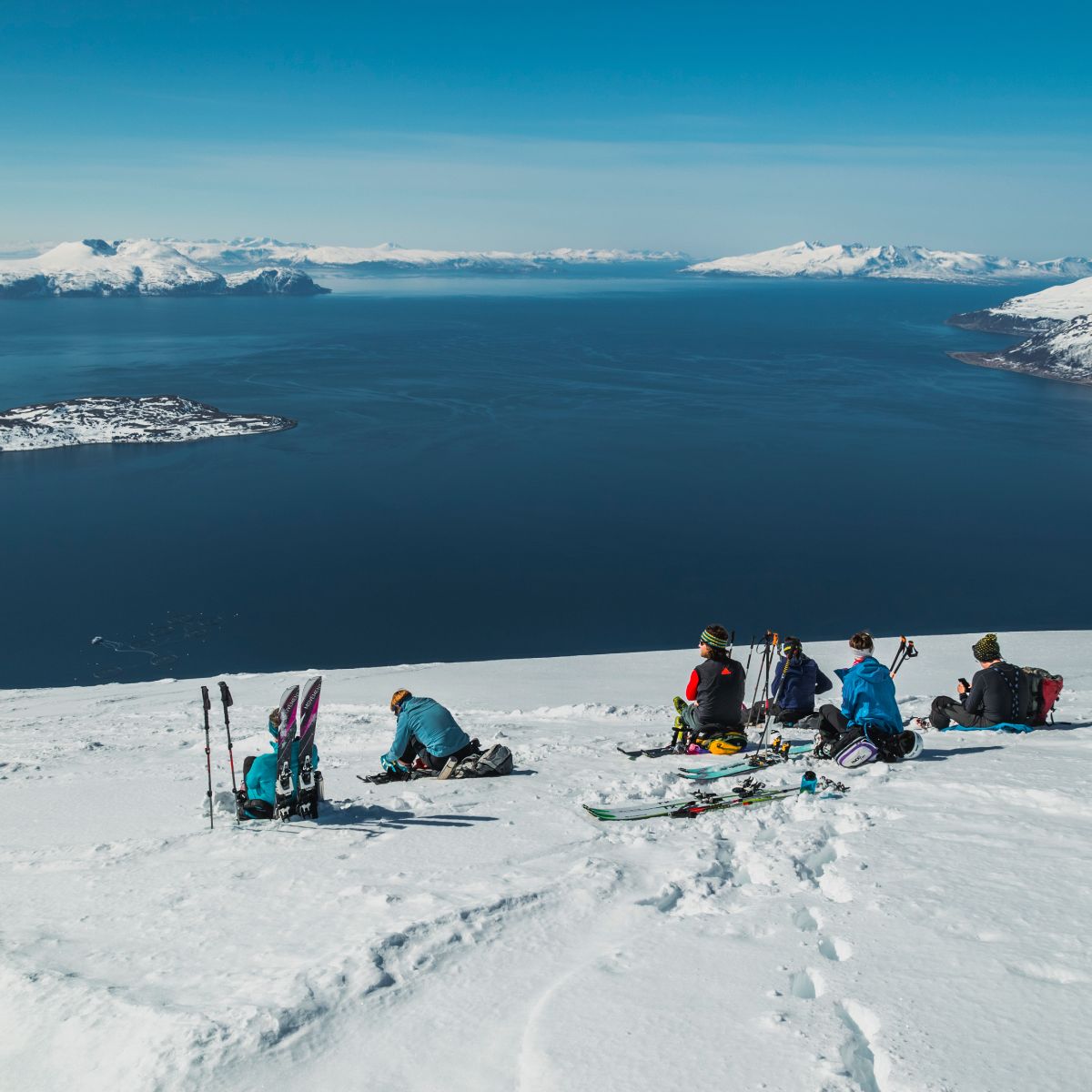 pause-bei-der-gefuehrten-skitouren-woche-vom-boot-in-norwegen-lyngen.jpg pause-bei-der-gefuehrten-skitouren-woche-vom-boot-in-norwegen-lyngen.jpg