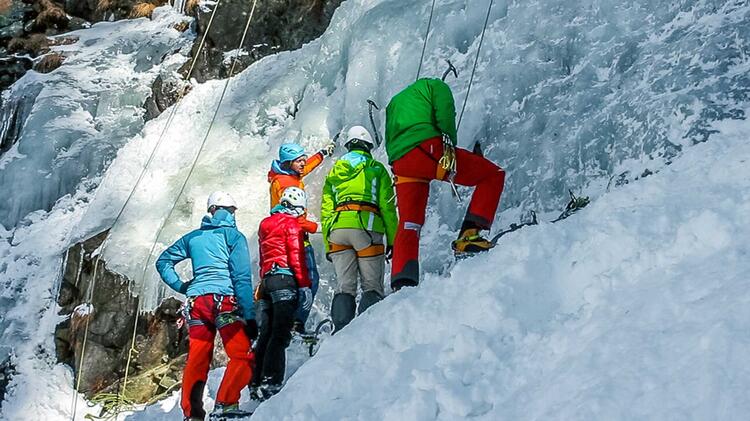 Technik Fuer Eisklettern Trainieren Am Eiskletterkurs